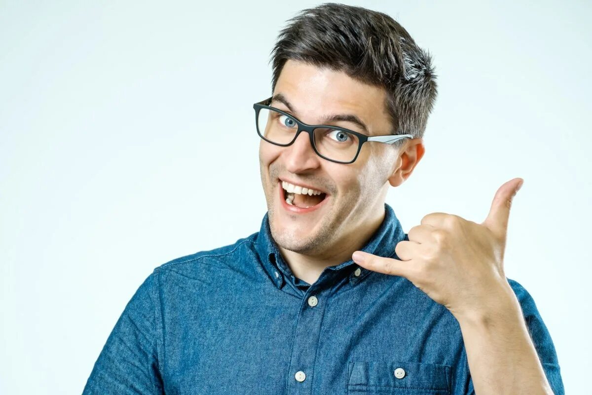 Оператор колл центра. Общение по скайпу. Общение с компьютером. Best app for blocking spam calls. Разговор по скайпу.