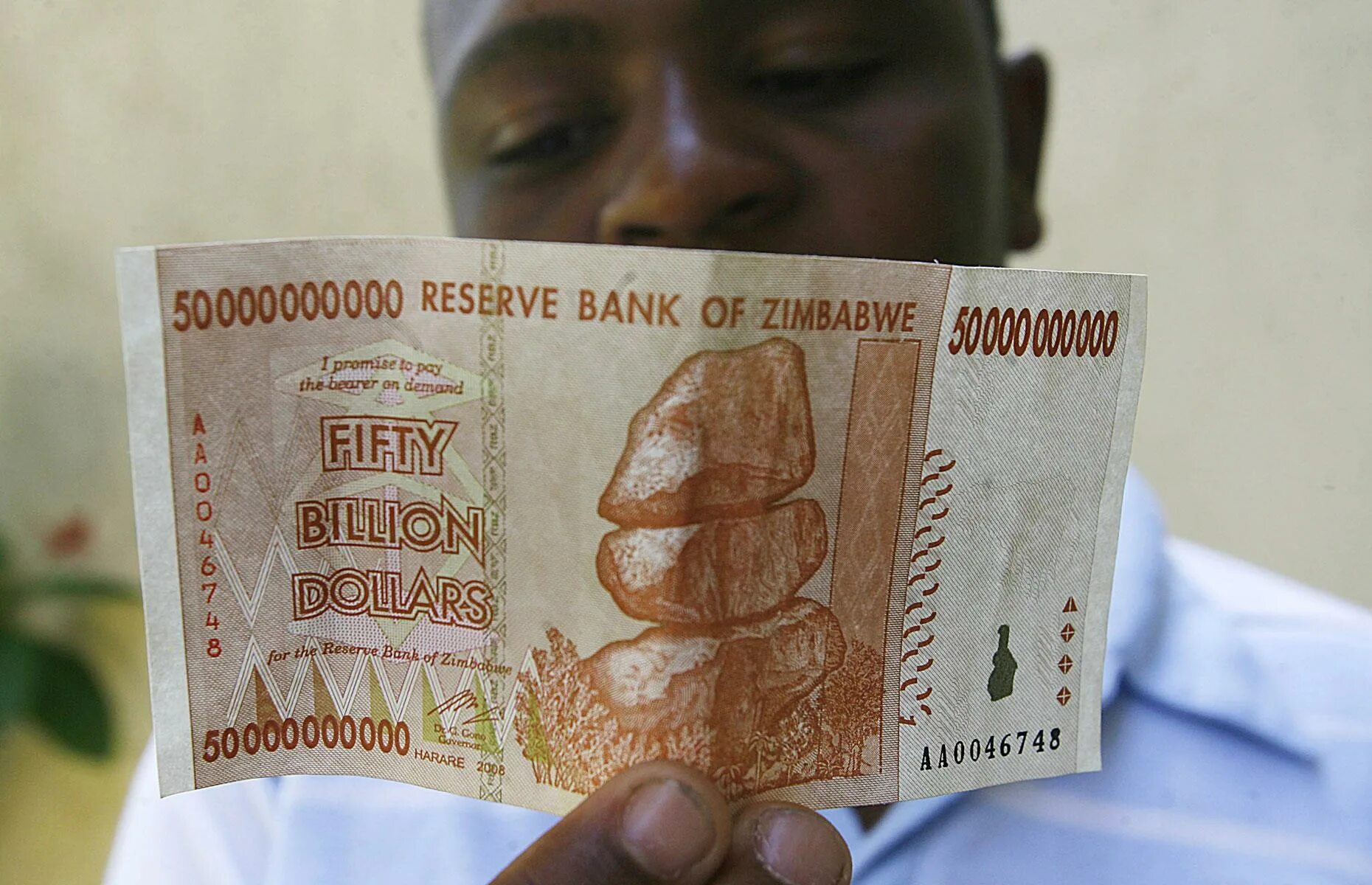 Купюры большого номинала. Гиперинфляция Зимбабве 2008г. Самая большая купюра Зимбабве. Зимбабвийский доллар самая крупная купюра. Самая большая купюра в Африке.