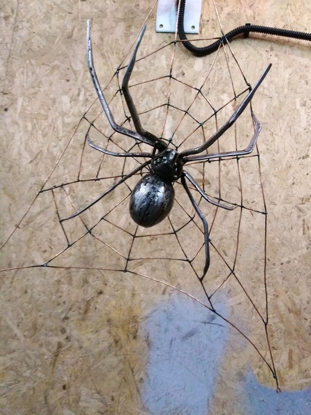 У какого паука черная паутина. Кованый паук. Паучки из металла. Паук из металла. Паук на паутине.