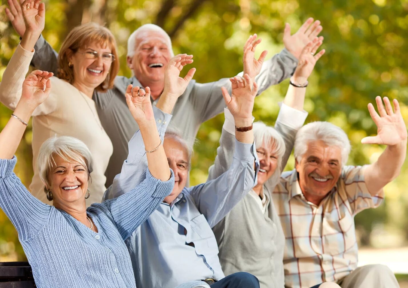 Много пожилых людей. Счастливые пожилые. Радостные пенсионеры. Пожилой Возраст. Счастливые пенсионеры.