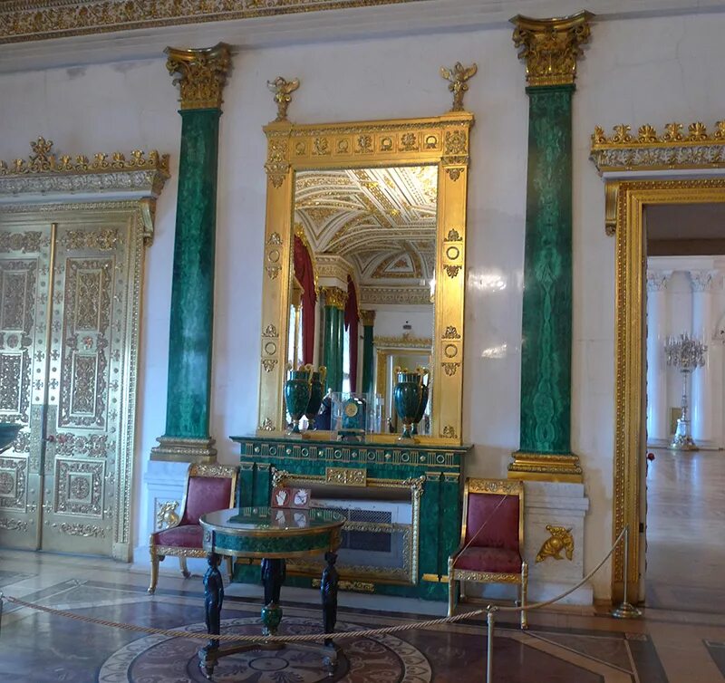 Зимний дворец санкт-петербург малахитовый зал. Малахитовая комната в санкт-петербурге в эрмитаже. Малахитовая гостиная зимнего дворца. Малахитовый зал эрмитажа. Малахитовая гостиная эрмитаж.