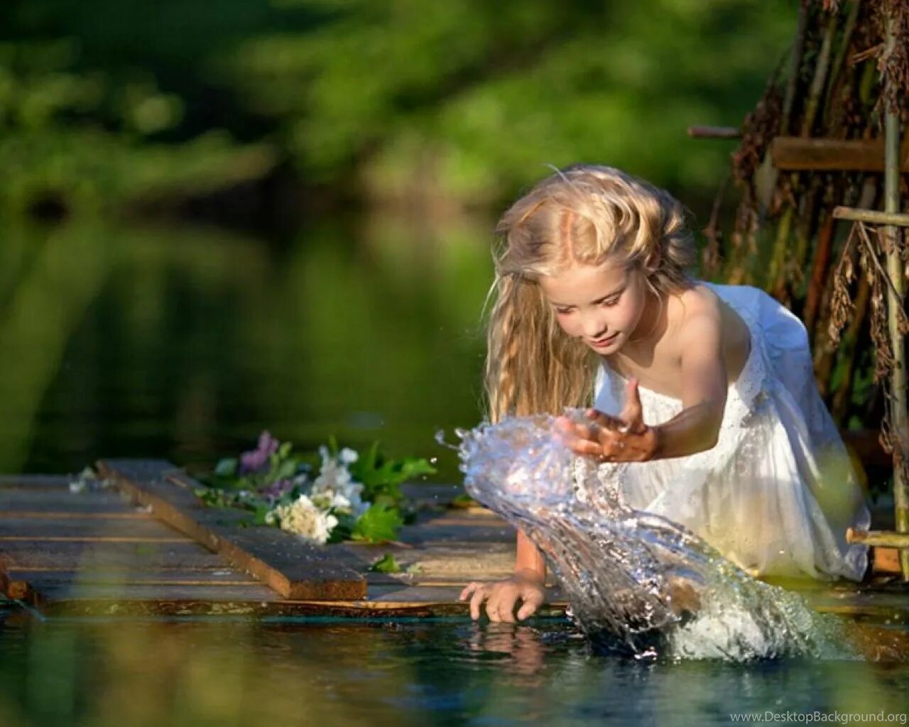 Родника девушка. Девочка у реки. Красота души. Река для детей.