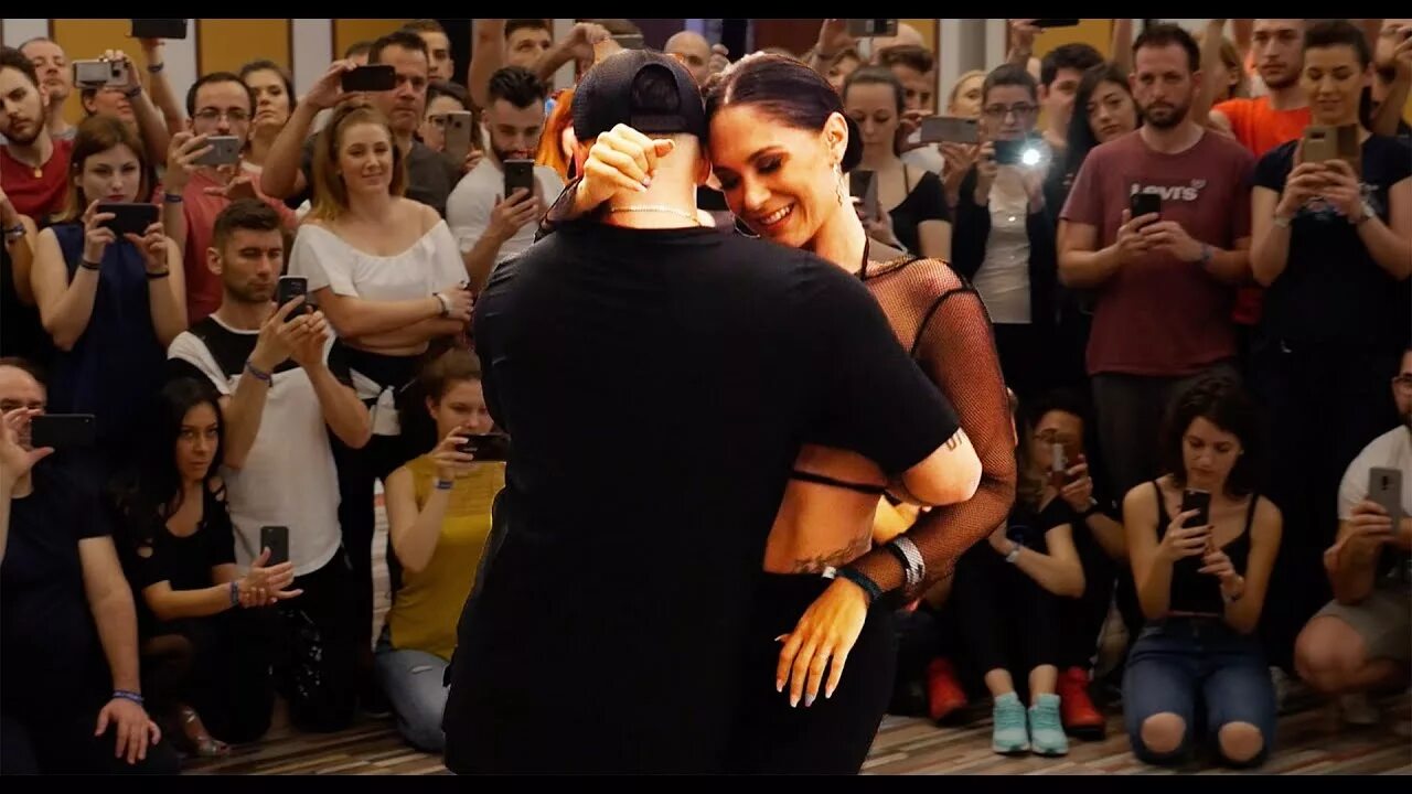 Бачата клуб. Бачата танец сеньорита. Бачата сенсуал. Daniel desiree bachata. Бачата сеншуал.