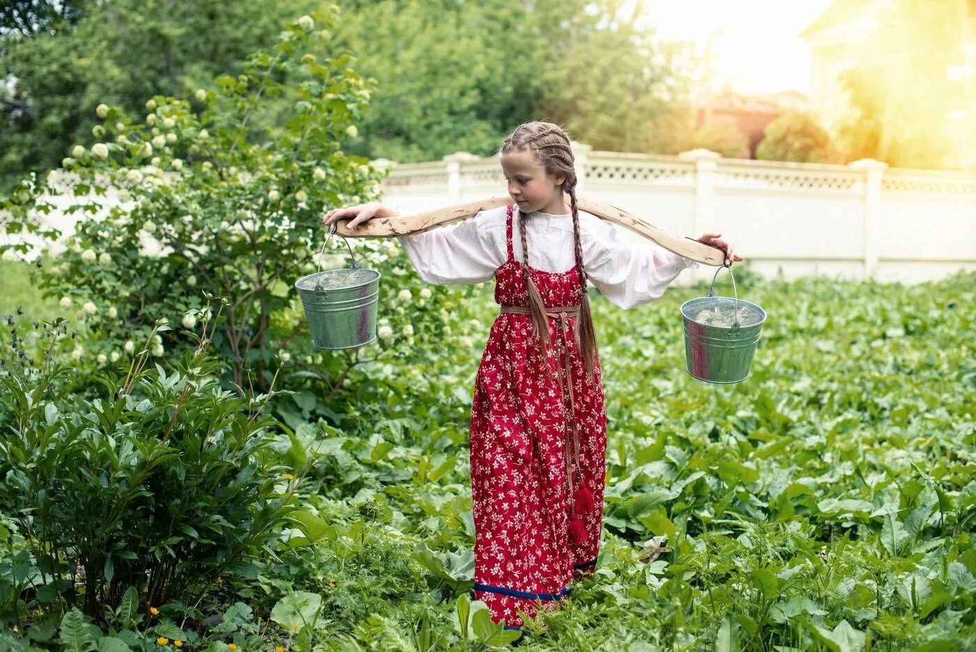 С бабоднем девоньки. Девушка с коромыслом. Девушка крестьянка. Девица с коромыслом. Девушка с коромыслом и ведрами.