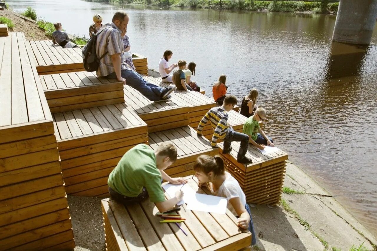 Досуг жителей городов. Подход к воде в парке. Общественные места отдыха. Места отдыха в городе. Общественное пространство для молодежи.