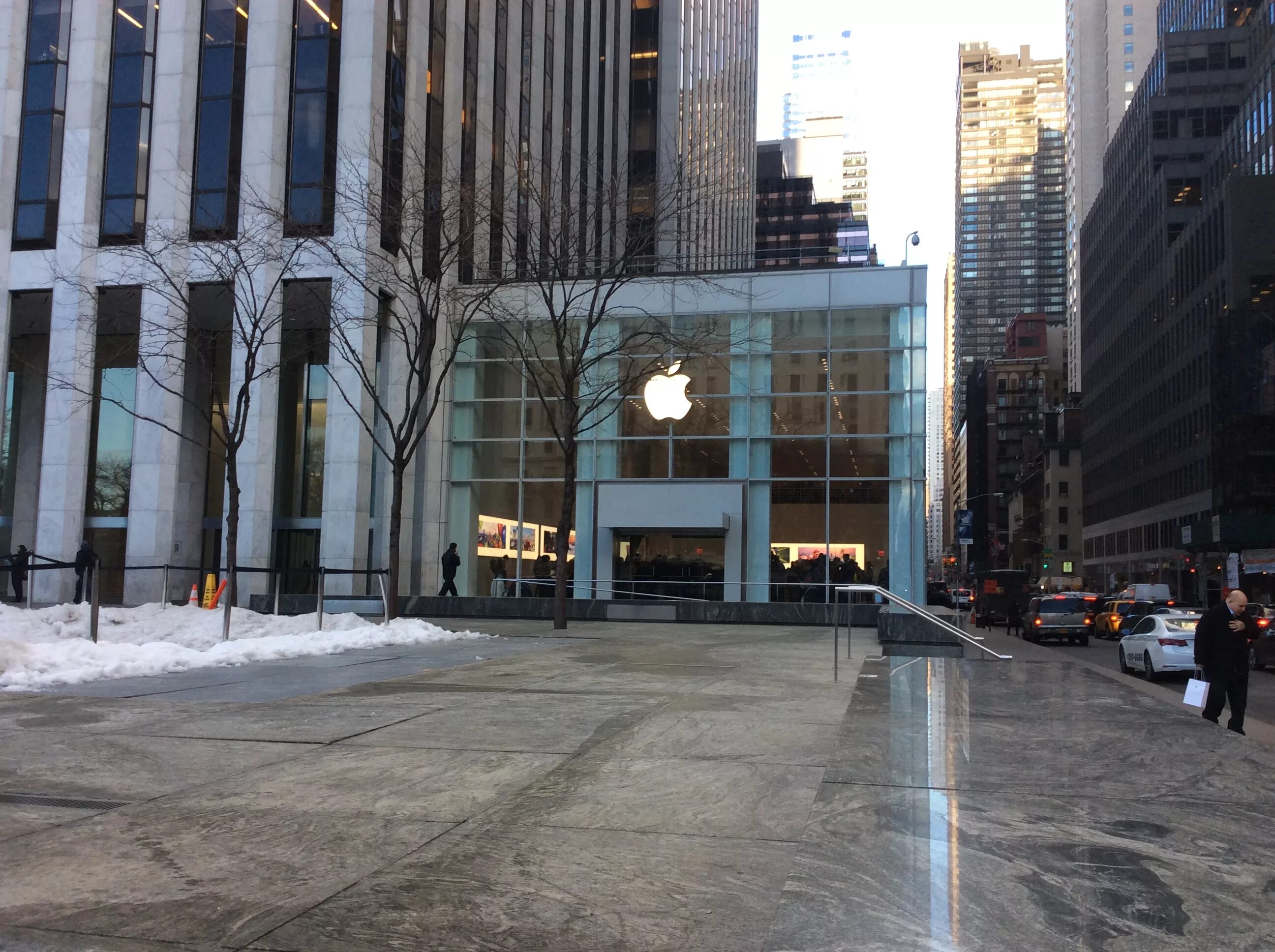 File:Apple Fifth Avenue (51396585920).jpg - Wikipedia