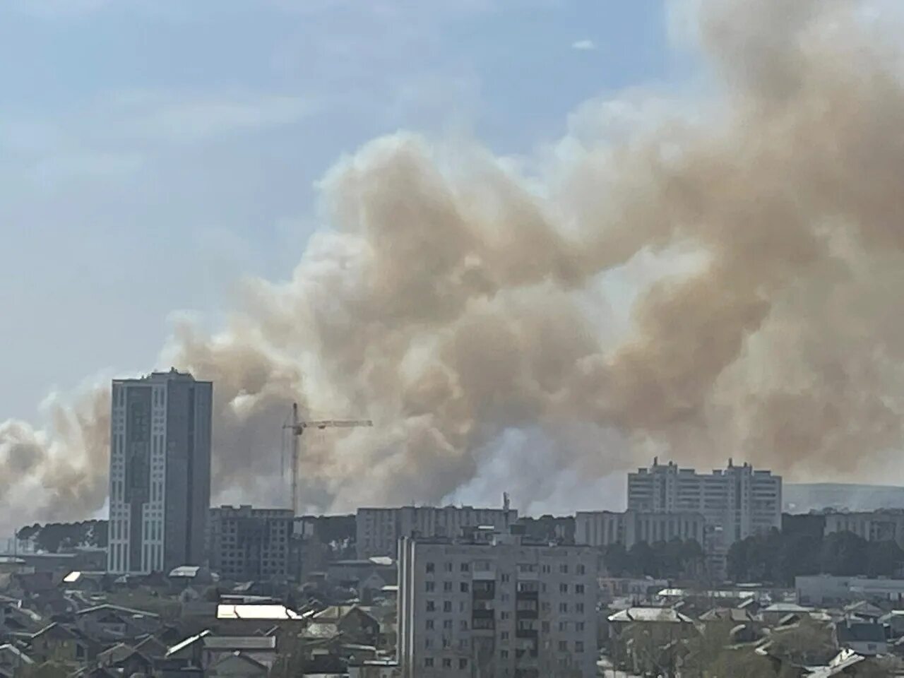 Смог в Екатеринбурге сейчас. Екатеринбург смог над городом. Смог в Екатеринбурге 2021. Смог в городе. В воздухе запах гари