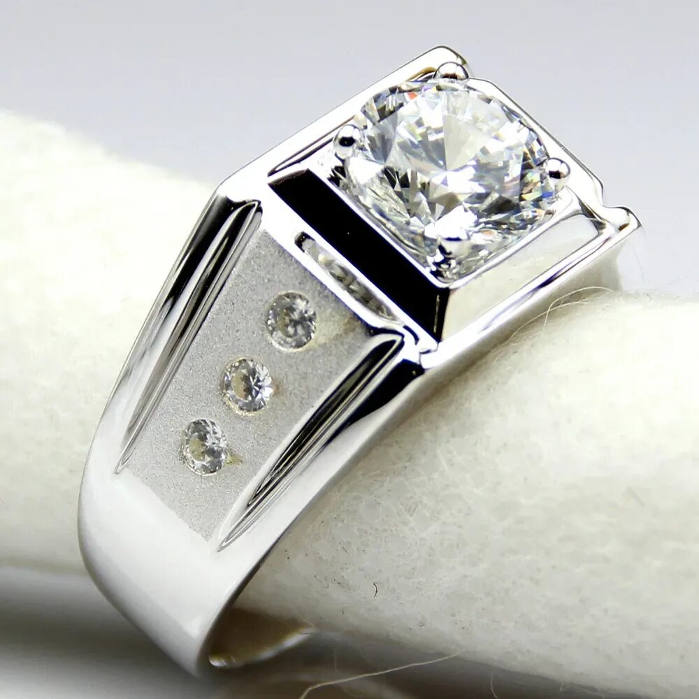 Бриллианты муж купил. Кольцо с муассанитом АЛИЭКСПРЕСС. 2carat 540. Мужское кольцо из белого золота и бриллиантами диамонд. Мужской перстень с бриллиантом 0,66 карат.