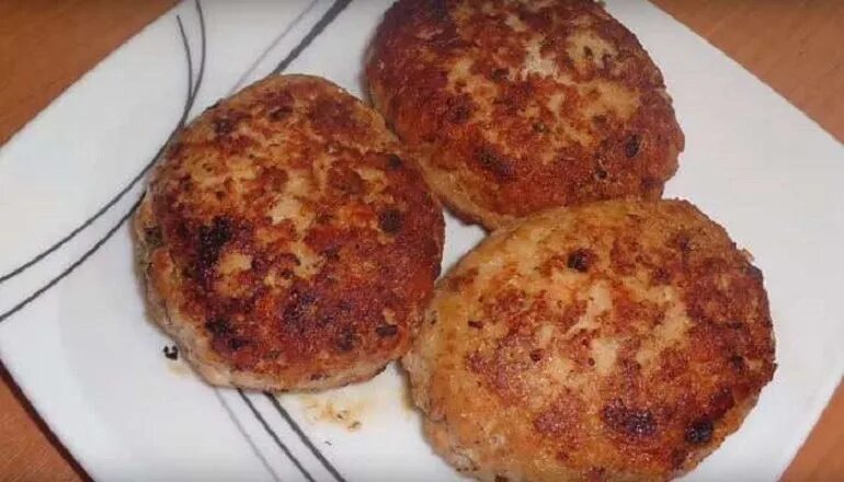 Как приготовить котлеты из фарша горбуши сочные. Котлеты из горбуши с салом. котлеты из горбуши сочные. котлеты с салом. рыбные котлеты из горбуши с салом.