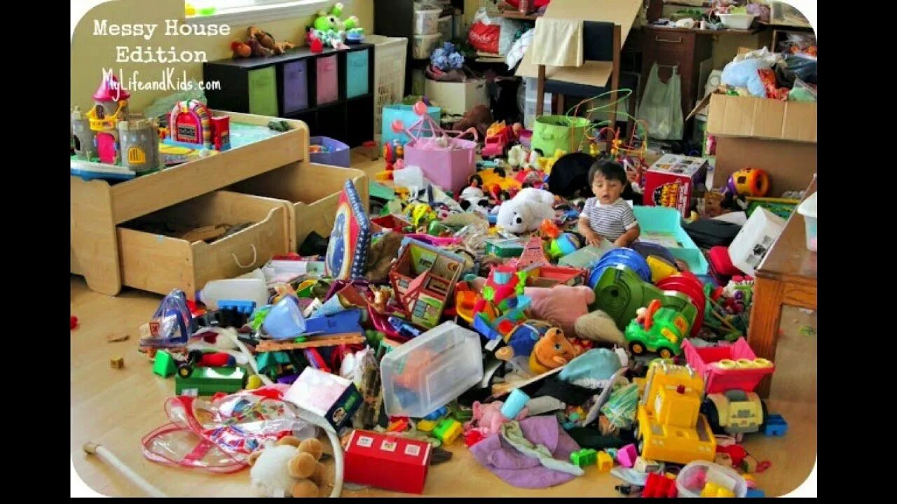 Messy. Разбросанные игрушки. Много игрушек. Разбросанные игрушки в детском саду. Комната завалена игрушками.