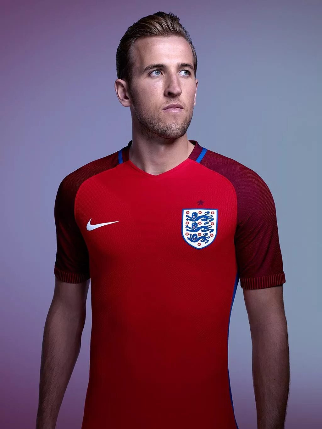 Форма england. Харри кейн сборная англии. футбольная форма игроков сборной англии. форма сборной англии по футболу 2025 евро. форма сборной англии на евро 2025.