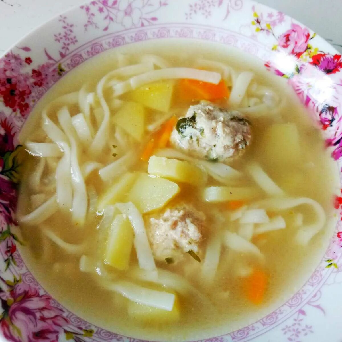 Суп с лапшой и картошкой рецепт. Суп куриный вермишелевый. куриный вермишелевый суп с картошкой. суп вермишелевый с фрикадельками. суп с фрикадельками и вермишелью.