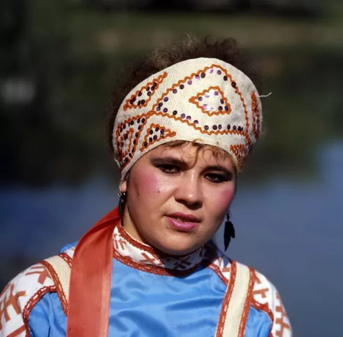 Коми девушки внешность. Девушка коми в народном костюме. Самые красивые девушки коми. Коми женщины фото. Коми головной убор женский.