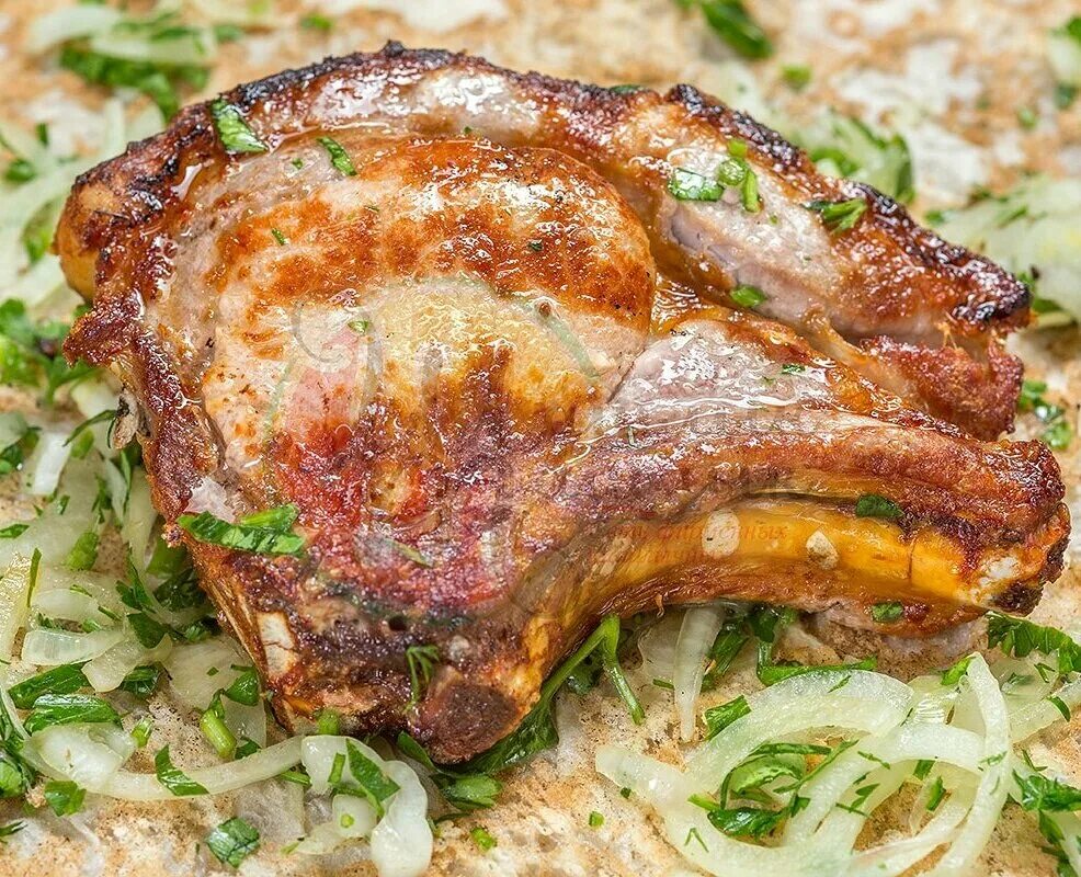 Свинина на кости запеченная. Котлета натуральная с косточкой. Свиная котлета на косточке. Котлета на косточке из свинины. Котлета на косточке из свинины.