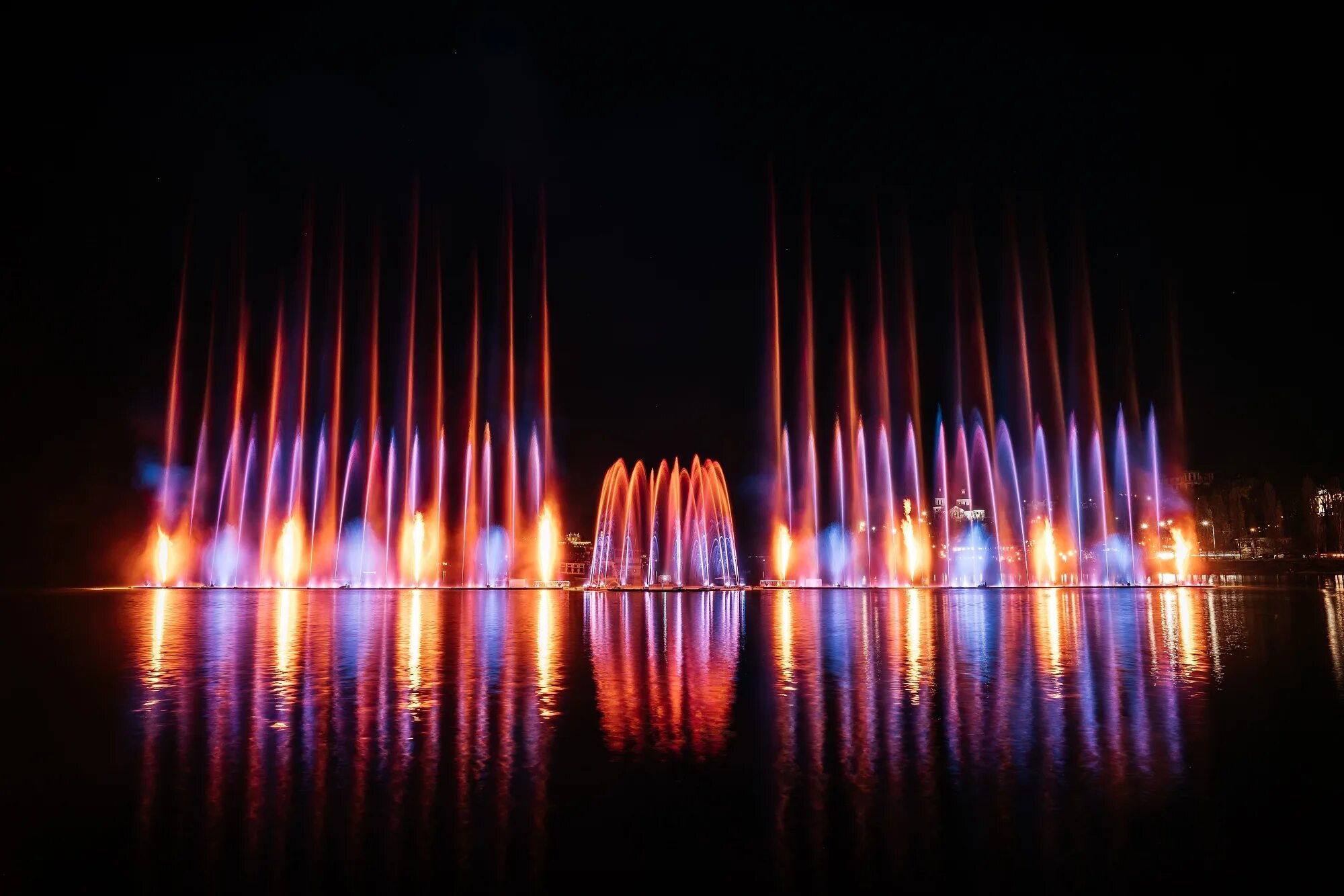 Время поющих фонтанов. Поющие фонтаны Абрау Дюрсо. Абрау Дюрсо шоу фонтанов 2023. Абрау Дюрсо фонтан. Абрау-Дюрсо фонтан на озере.