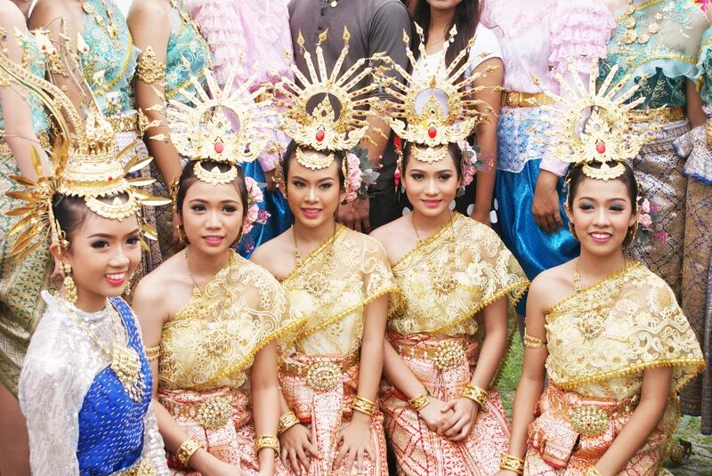 Сколько тайцев. Тайцы национальный костюм. Тайланд Тайцы национальные танцы. Одежда в Тайланде. Тайская девушка в национальном костюме.