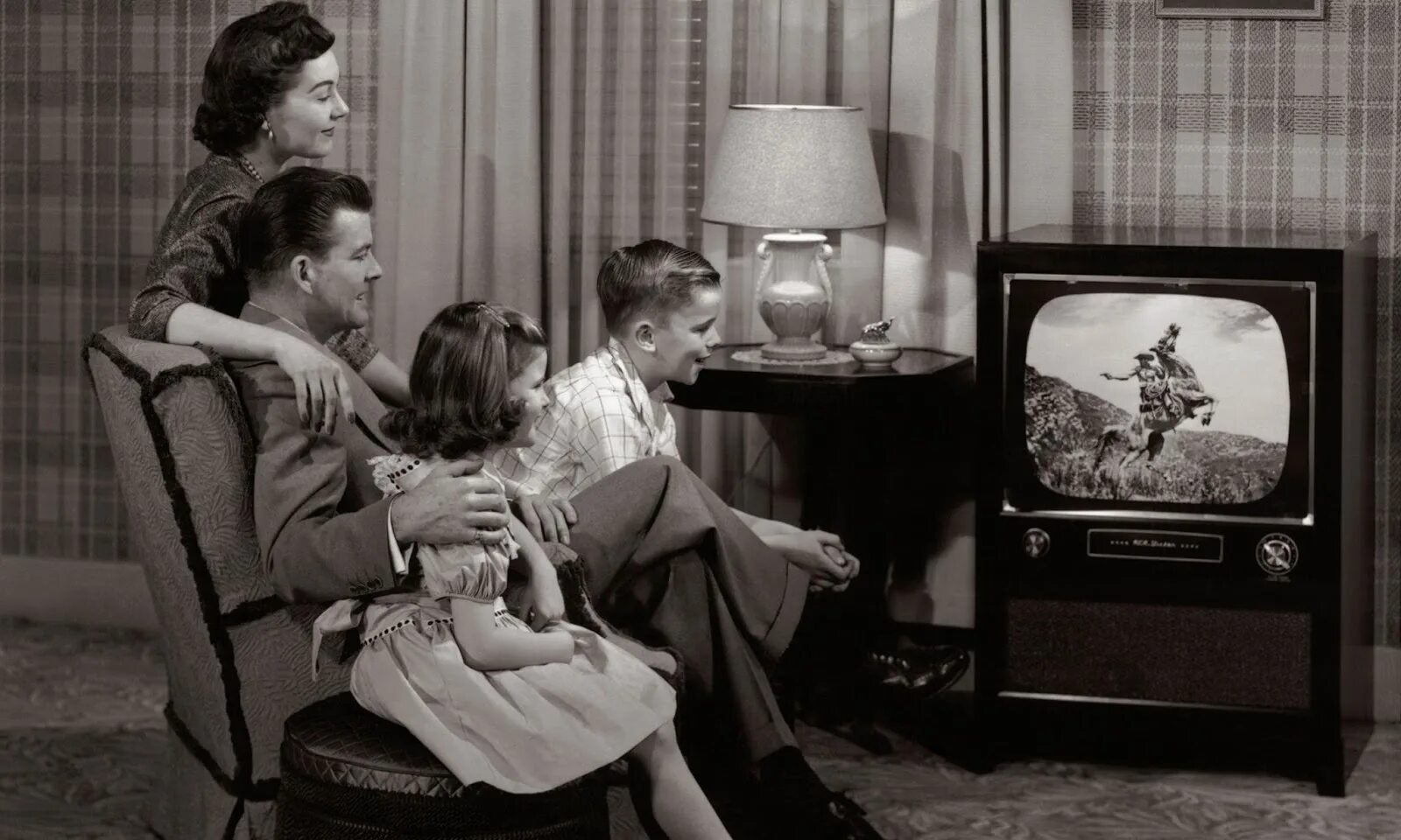 Watching britain. Черно белый телевизор. Телевидение 1950. Телевизор 1960. Телевизор 20 века.