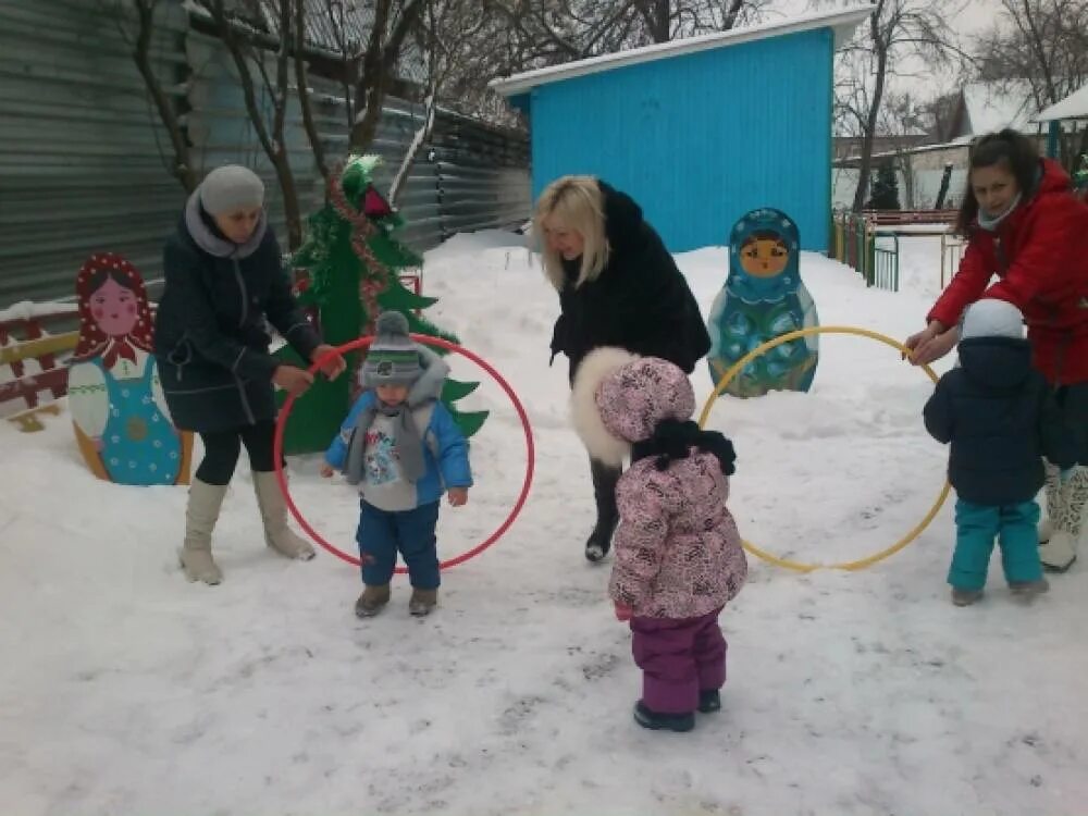 Развлечение с родителями в младшей группе. Развлечения на прогулке в детском саду. Зимняя прогулка в детском саду. Зимние забавы для детей в детском саду на улице. Развлечения в младшей группе.