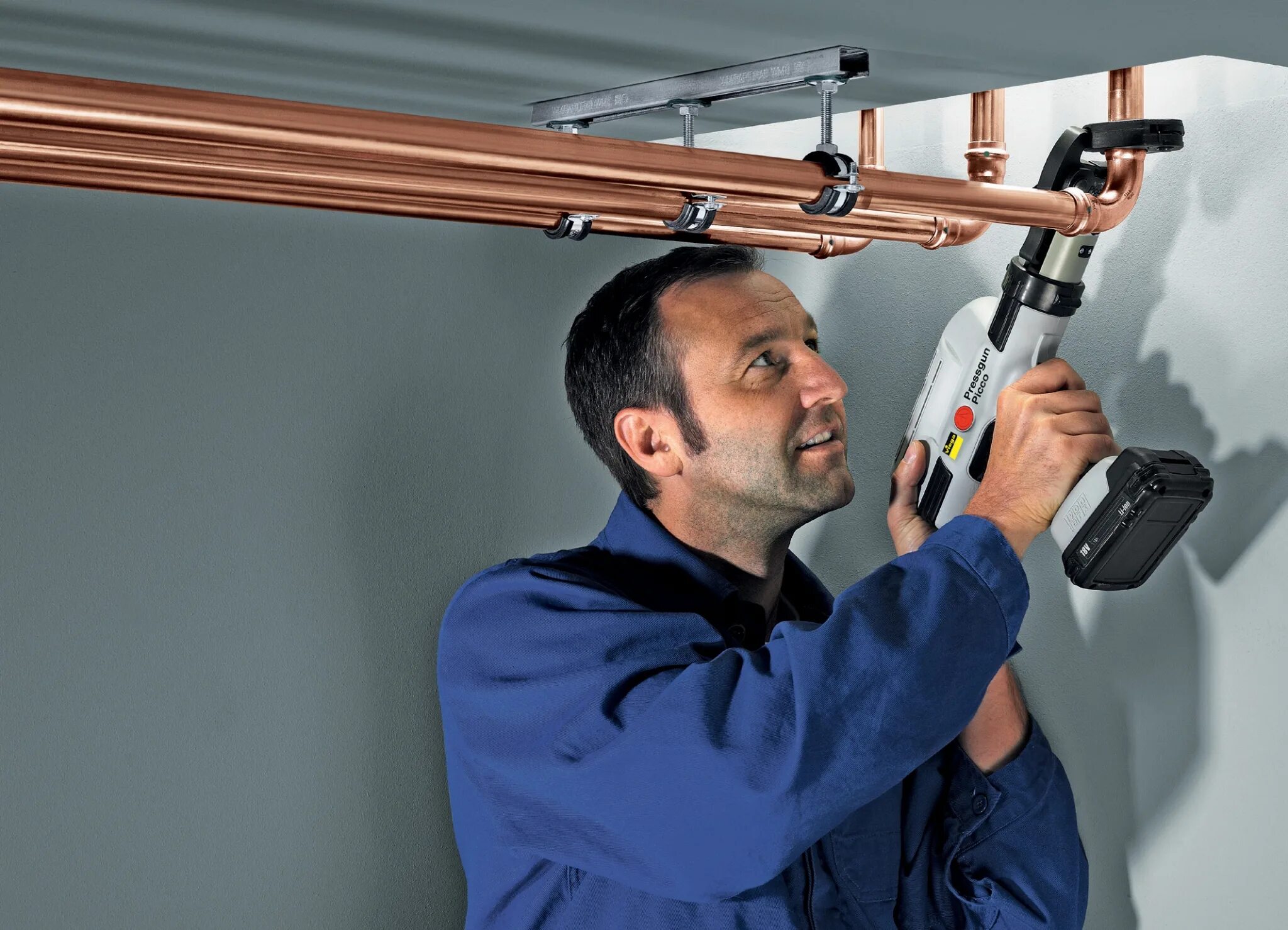 Монтаж стальных трубопроводов. Водопровод из нержавейки. Смонтировать трубу. Сварка трубы 1220 технология. Сантехника полипропиленовые трубы.