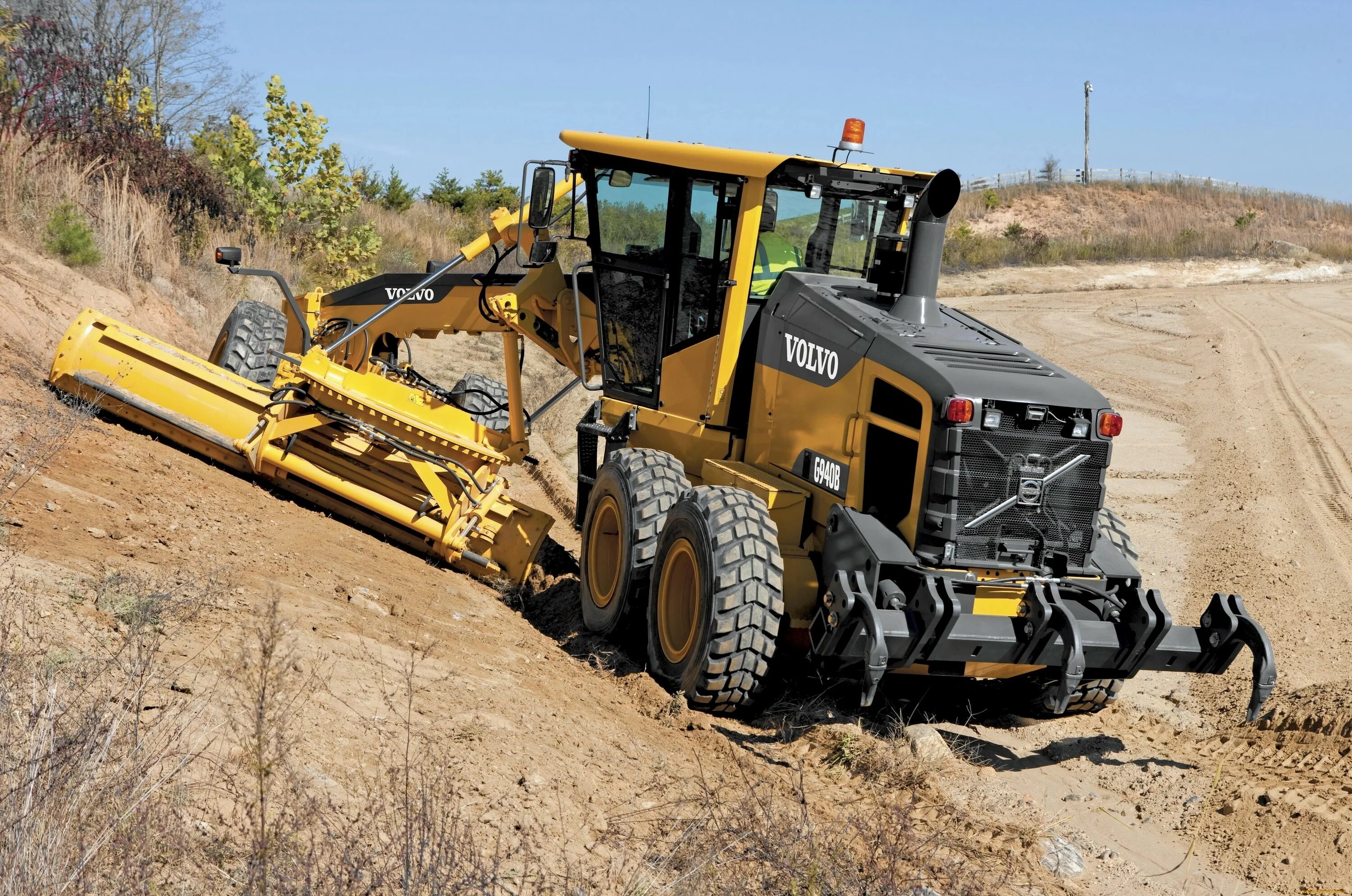 Работа автогрейдер вакансии. Volvo g946. Грейдер Volvo g930. Бульдозер Вольво. Планировка грейдером.