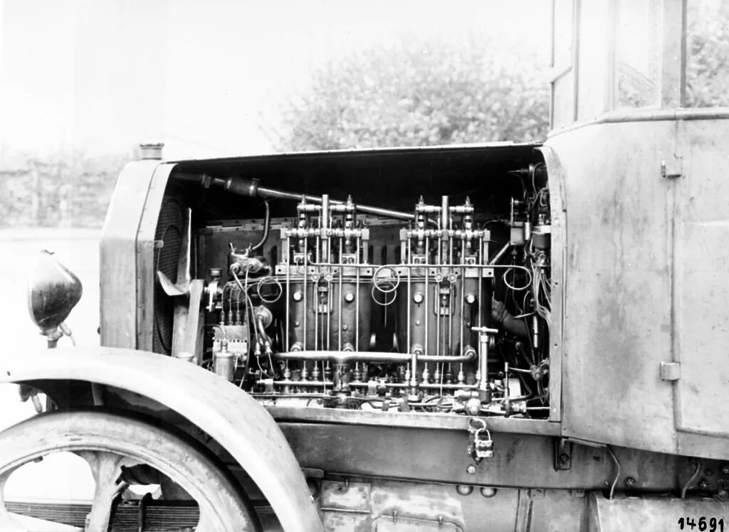 Даймлер Бенц грузовой. Первый дизельный автомобиль. Первая машина с дизельным двигателем. Дизельный двигатель 19 века.