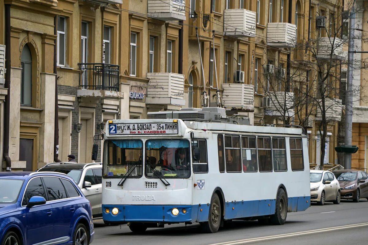 Троллейбус ростов на дону маршрут. ЗИУ-682г-016.02 с широкой с 1-й дверью салон Москва. ЗИУ 682 Г 016 02 С широкой с дверью. ЗИУ 682г 016 02 с широкой с 1й дверью Москва 2021. ЗИУ 682г с широкой 1-й дверью.