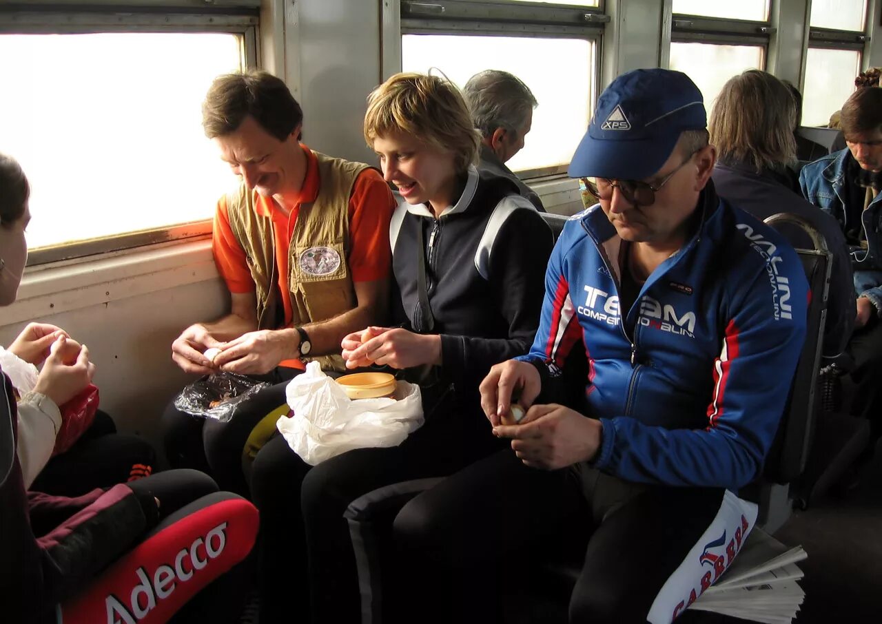 поезд. студенты в электричке. люди в электричке. электричка внутри с людьми. школьники в электричке.