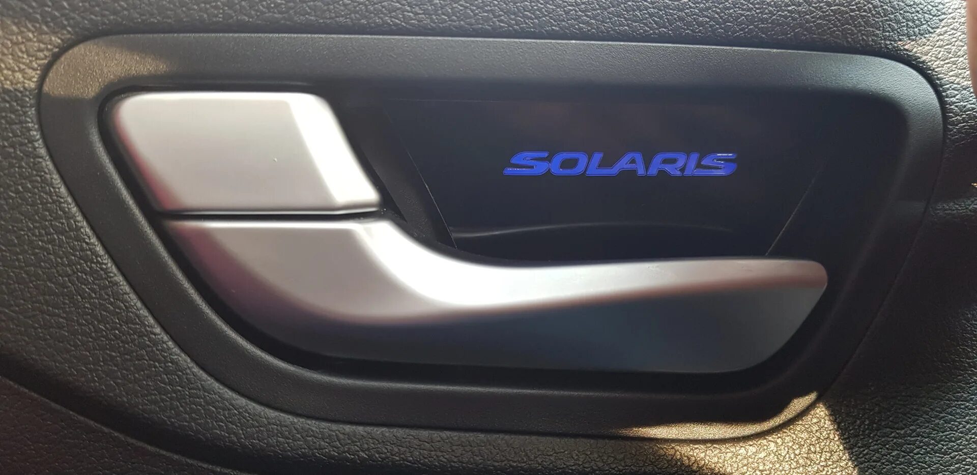 Ручка двери Солярис 2. Подсветка ручек дверей Hyundai Solaris 1. Подсветка ручек Hyundai Solaris. Ручка двери Hyundai Solaris 2.