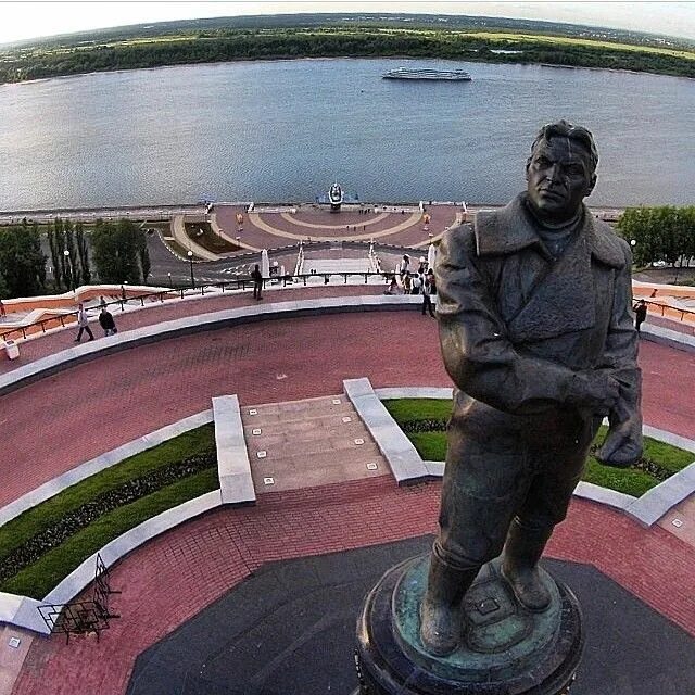 Дано нижний новгород. Памятник Валерию Чкалову. Памятник Чкалову в Нижнем Новгороде. Памятник летчику Чкалову в Нижнем Новгороде.