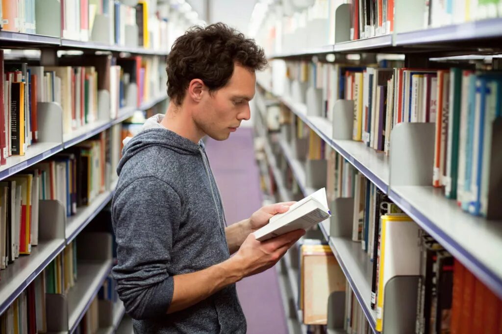 Развитие речи библиотека. Читатели в библиотеке. Люди в библиотеке. Человек читает. Человек с книгой в библиотеке.