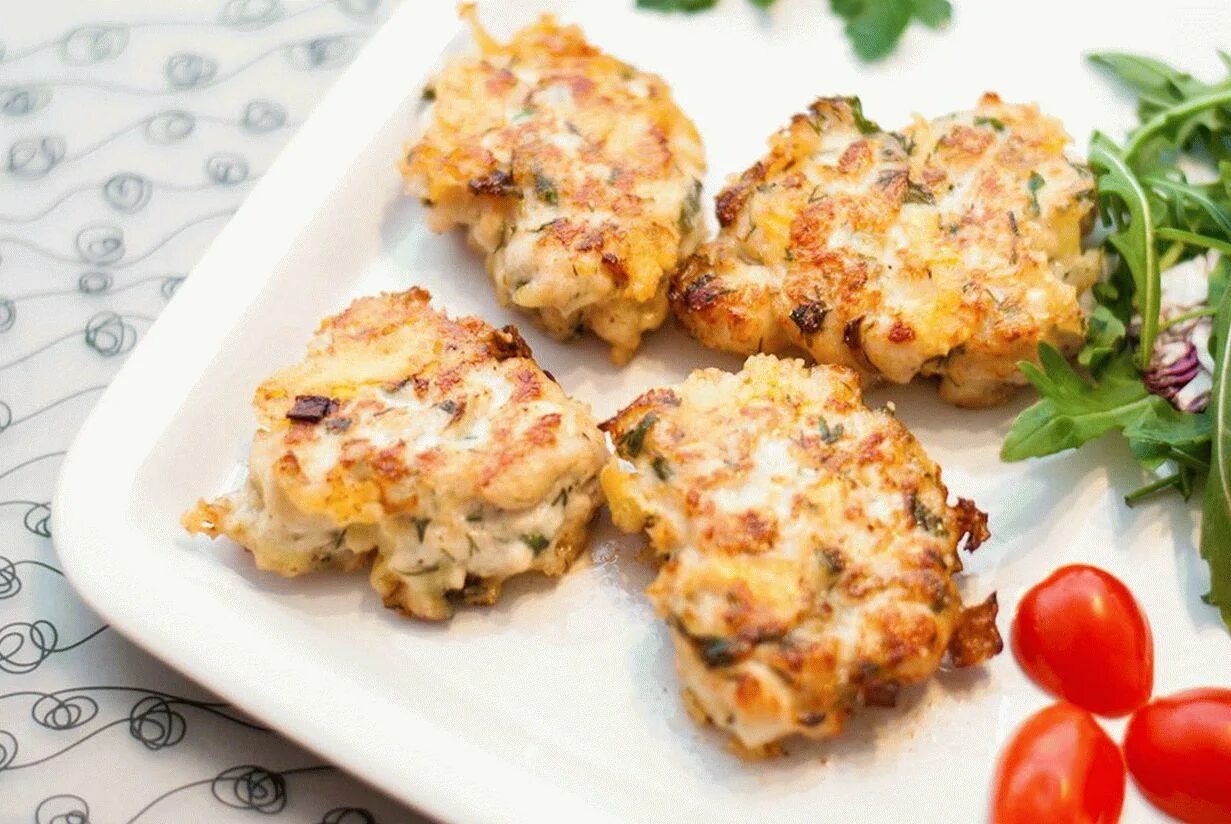 Приготовление рубленных котлет из куриного филе. Рубленые куриные котлетки из индейки. рубленые куриные котлетки из филе грудки. котлеты из куриного филе. куриные котлеты из куриного филе.