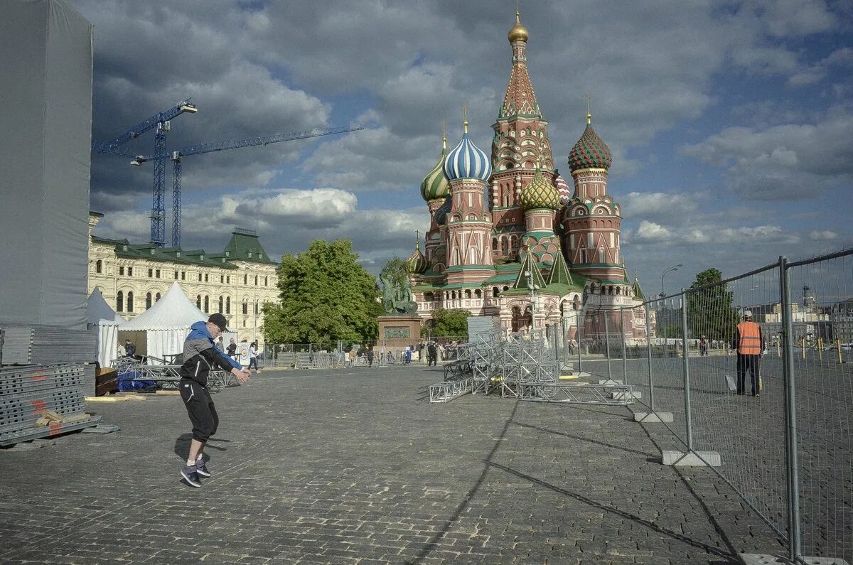 Веб камера реального времени москва красная площадь. Красная площадь Москва сейчас. Праздник на красной площади в Москве. Студия первого канала на красной площади. На красной площади готовят концерт.