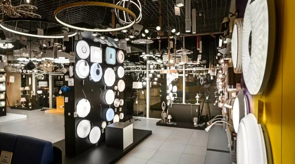 Светотехника адрес. Светотехника 1. Освещение в магазине. Магазин светильников. Много люстр.