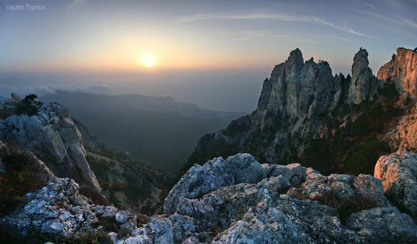 Гора ай петри сияет в дымке