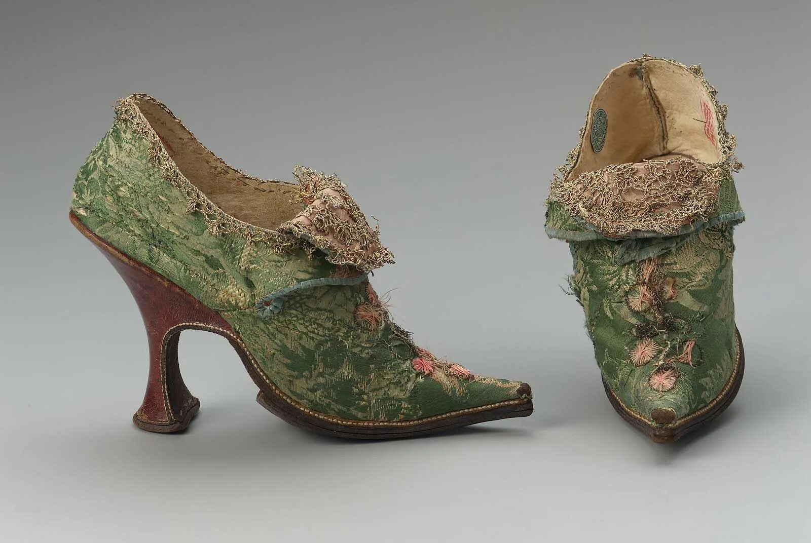 Виды обуви старые. Обувь Барокко (16 – 17 века). Обувь Барокко 17 век. Чопины Средневековая обувь. Обувь эпохи Петра 1.