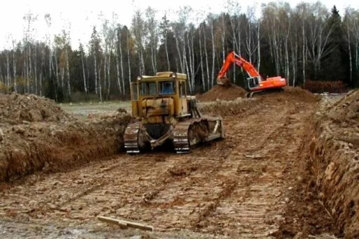 Снятие растительного слоя. Срезка плодородного слоя. Срезка грунта бульдозером. Срезка плодородного слоя грунта. Бульдозер для снятия плодородного слоя.