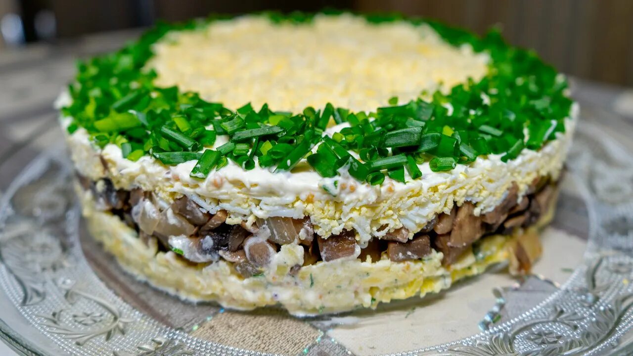 Салат с жареными шампиньонами и курицей слоями. Слоёный салат с курицей и грибами. Слоеный салат с шампиньонами. Салат с шампиньонами слоями. Слоеный салат с грибочками.