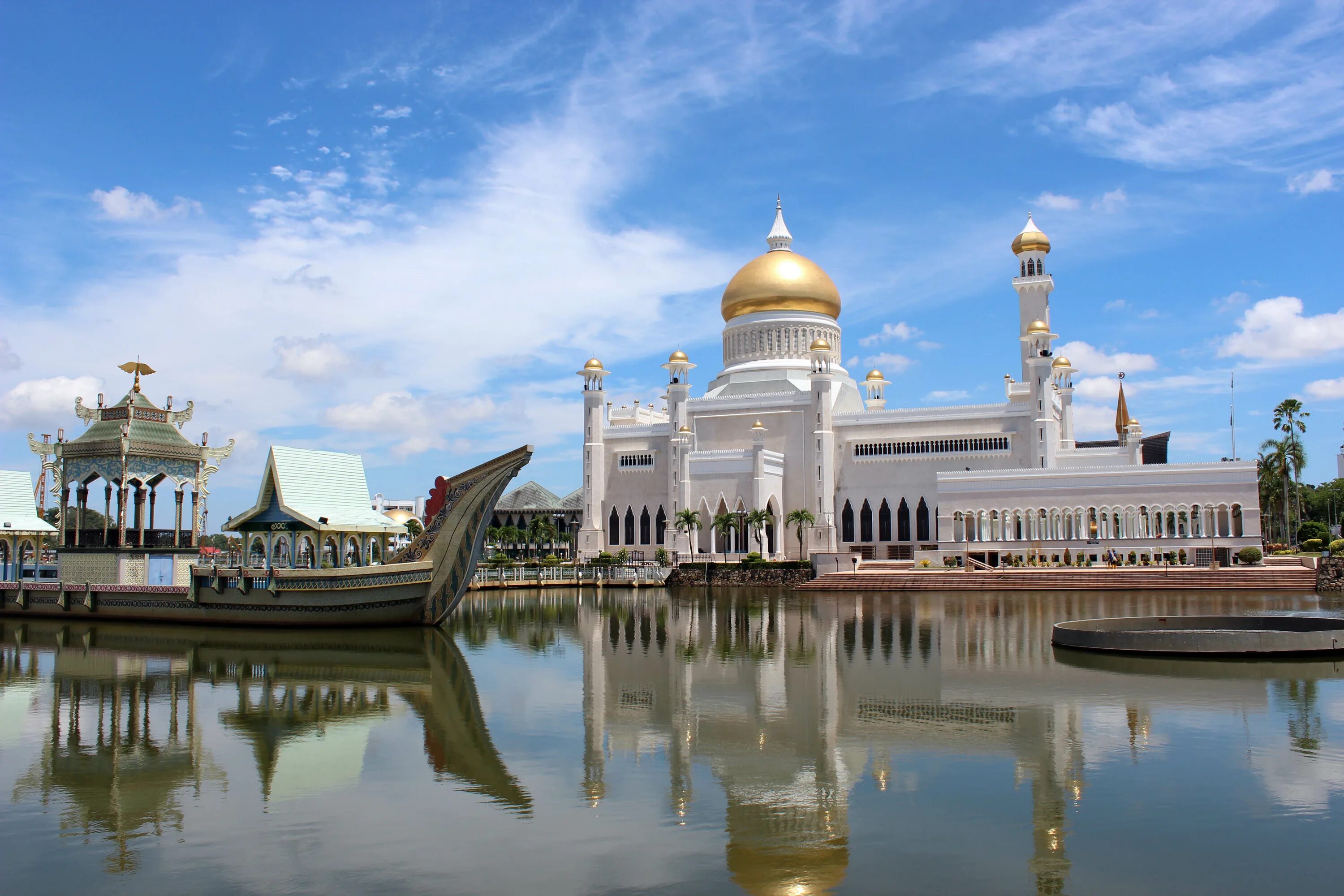 Мечеть омара али сайфуддина в брунее. Султанат бруней столица. Мечеть султана омара али сайфуддина бандар-сери-бегаван. Бахрейн бруней. Дворец нурул иман.