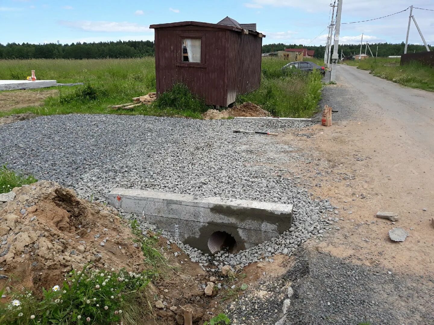 Бетонный заезд на участок. Обустройство заезда на участок. Въезд на участок. Бетонная плита для заезда на участок.