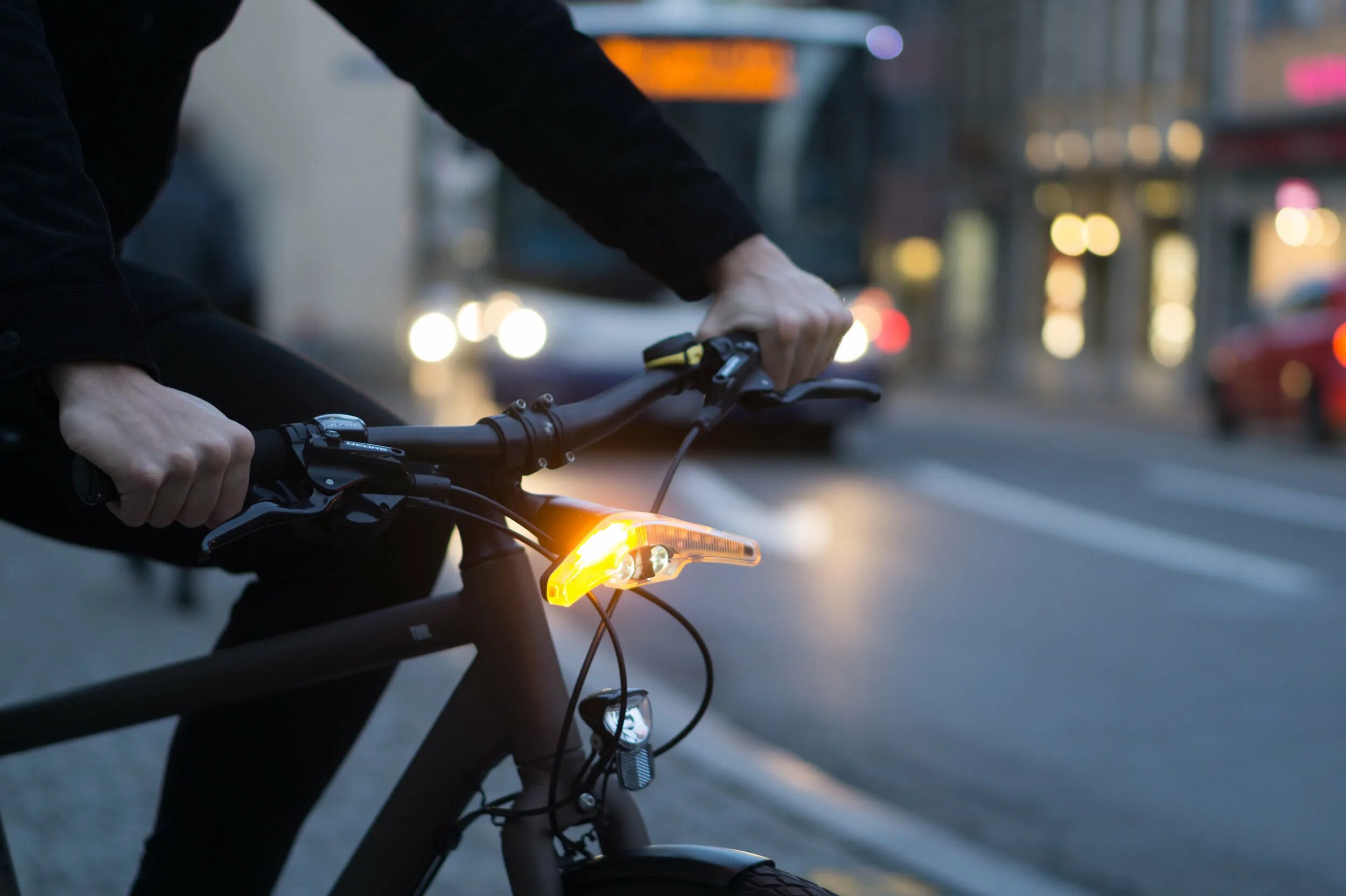 Light bikes. Фонарь для велосипеда. bike light фонарь. велосипедист ночью. велосипедная фара blinkers.