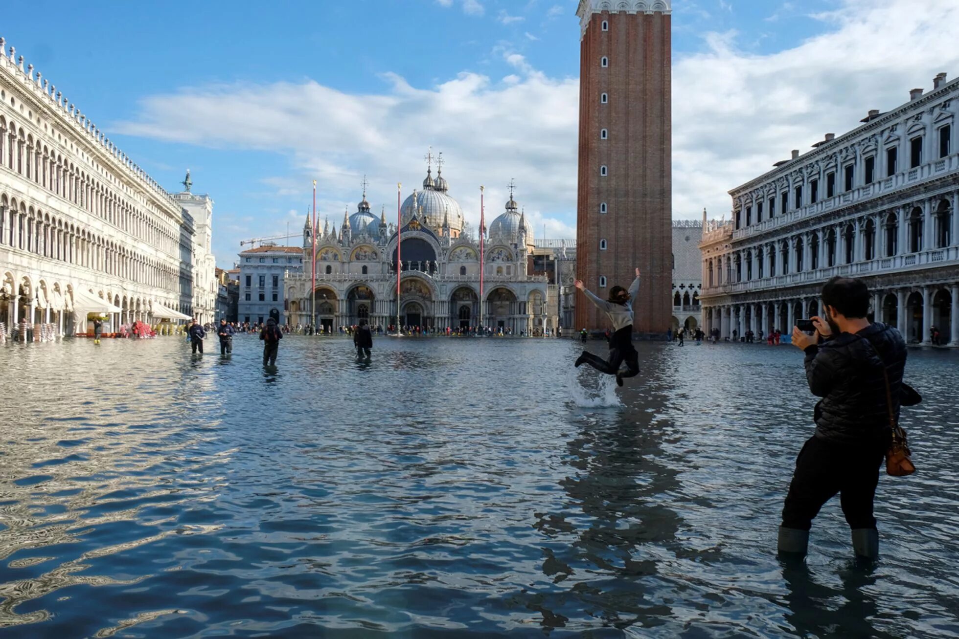 Время в италии часов. Венеция площадь Сан Марко. Площадь Сан Марко в Венеции затопило. Площадь Святого марка Венеция подтопление. Площадь Сан Марко затоплена.