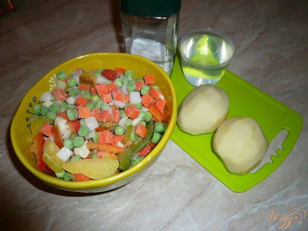Овощная смесь состоит из горошка и морковки. Овощная смесь с картофелем. замороженные овощи с картошкой. овощная смесь замороженная с картошкой. смесь заморозка с картофелем.