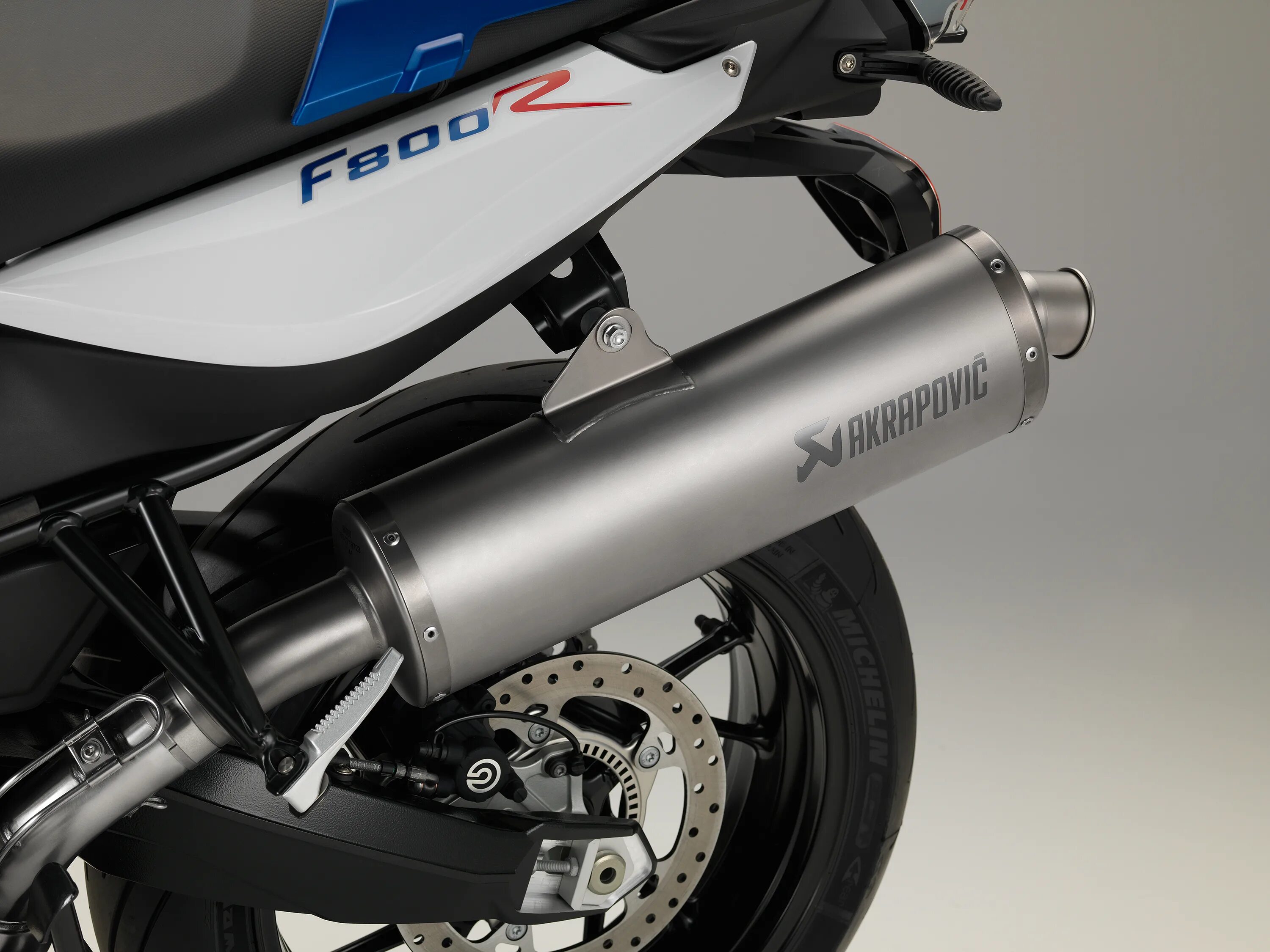 Глушитель на мотоцикл акрапович. BMW f800 Akrapovic. Akrapovic для BMW f800r. BMW f800r глушитель. BMW f800r прямоток.