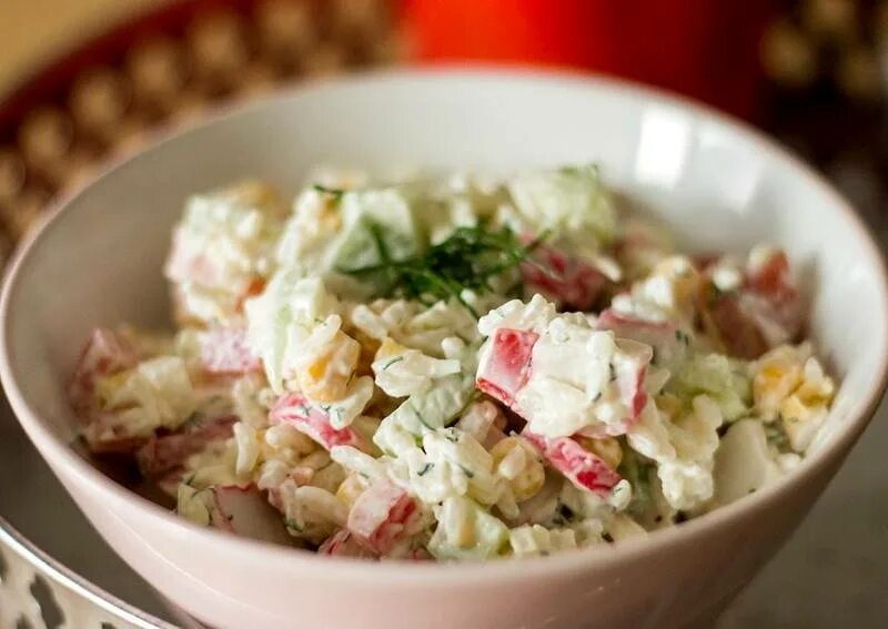 Салат с крабовыми палочками и кукурузой и рисом. Салат с крабовыми палочками и рисом. Рис крабовые палочки кукуруза. Салат из крабовых палочек с рисом.