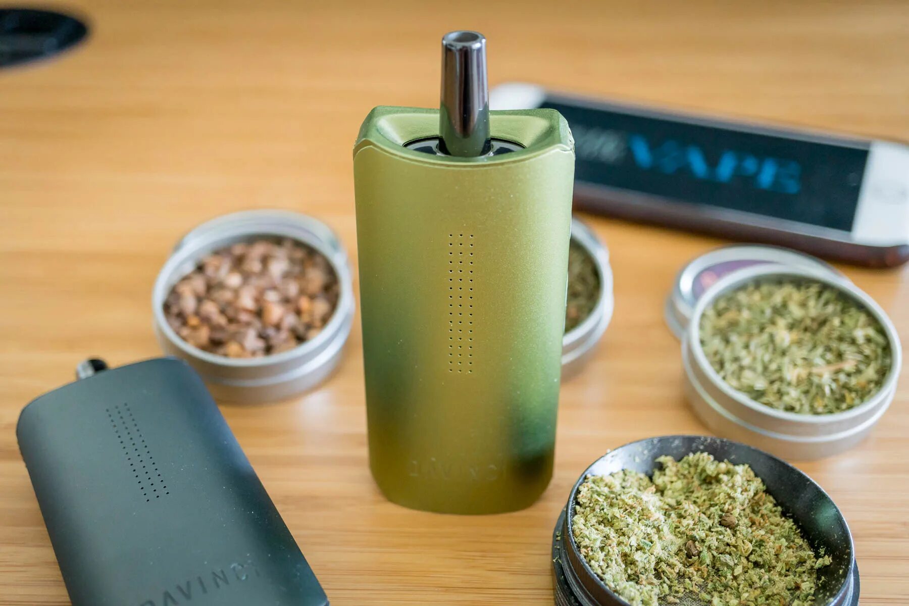 Вапорайзер для курения сухих трав. Вапорайзер канадский. Электронный вапорайзер yocan falcon. Вапорайзер для табака. Гриндер канабис.