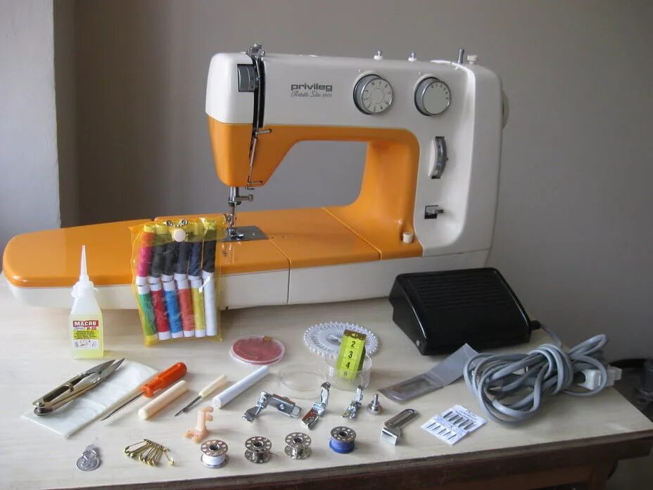 Какая швейная. Швейная машина top 12 janome оверлок. janome 419s / 5519. швейная машинка элна 2010 года. шитье на швейной машинке.