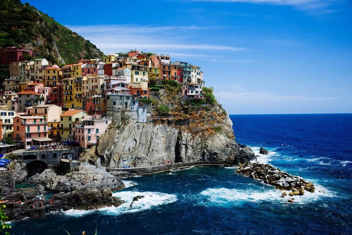 Три скалы на острове капри. Ликата сицилия пляж. Манарола. Тирренское море скалея. Море с итальянского на русский.