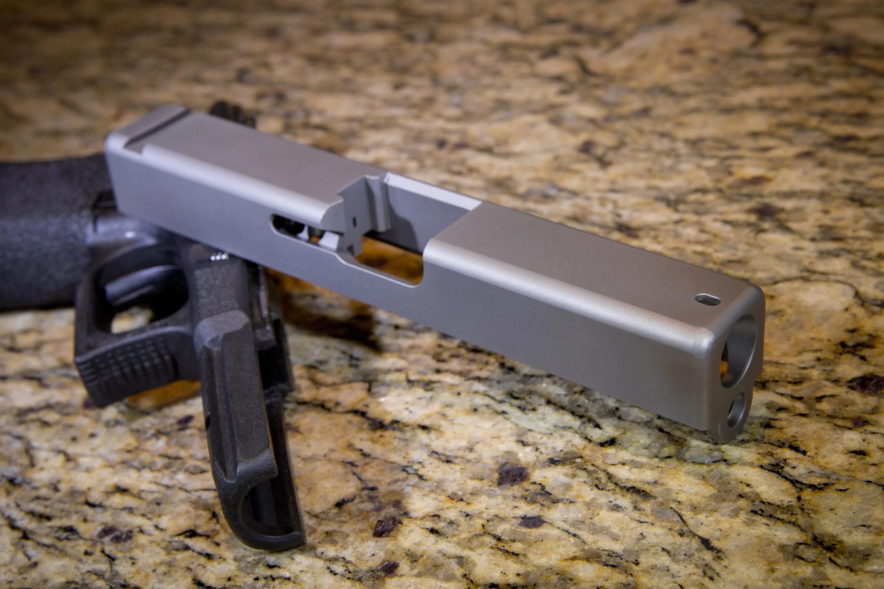 Глок 17 затвор. Glock 17 Steel frame. Глок с компенсатором 2020. Глок 17 ген 5. Block 18 glock