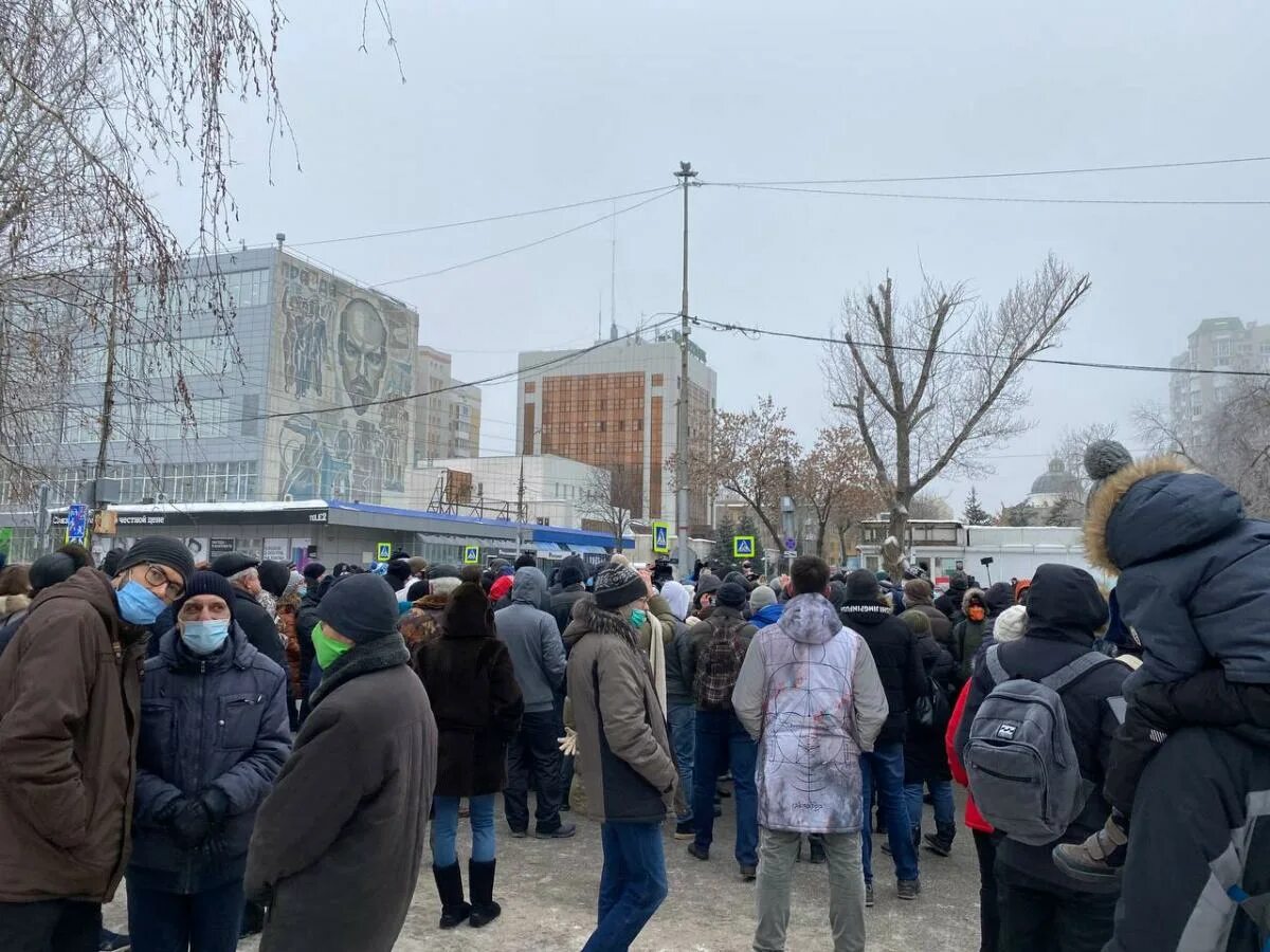 Новости общественного мнения. Митинг Саратов несанкционированный. Митинг на театральной площади в Саратове. Акция на театральной площади. Митинги за Навального в Костроме.