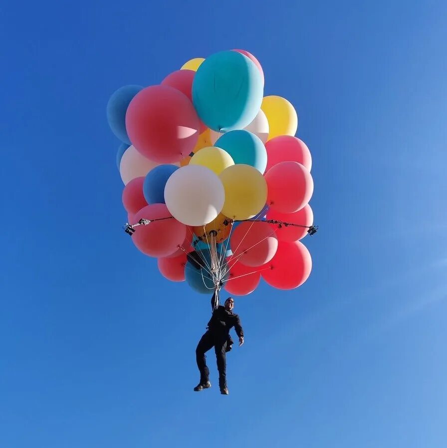 Сколько поднимает воздушный шарик. Воздушный шарик. Человек с воздушным шариком. На воздушных шарах. Улетел на воздушных шарах.